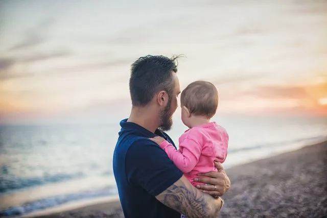 Mère et enfant sur la plage, protection juridique des familles